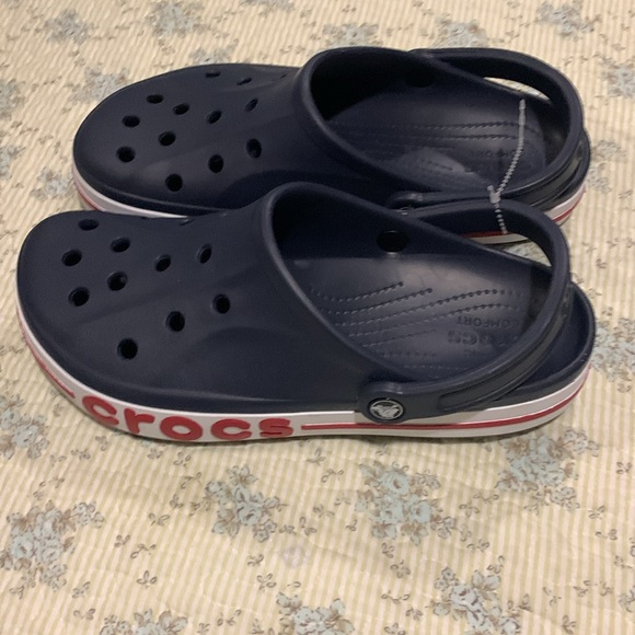 Crocs Men’s Size 10 NEW Navy Blue White Red Crocs on side Sporty & Comfortable - Picture 5 of 10
